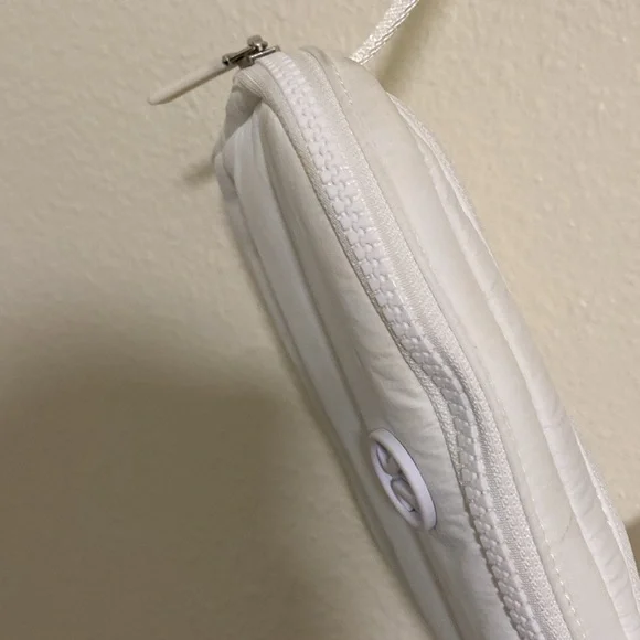 Lululemon White Wunder Puff 1L Fanny Pack Belt Bag Adjustable Strap - Picture 5 of 9